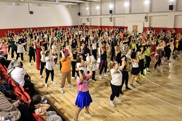 350 kadın kursiyer Dünya Dans Günü’nde zumba gösterisi yaptı haberi