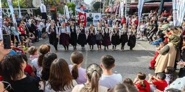 7 ülkeden çocuklar 23 Nisan’ı Yenişehir sokaklarında kutladı haberi