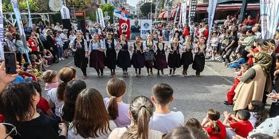 7 ülkeden çocuklar 23 Nisan’ı Yenişehir sokaklarında kutladı haberi