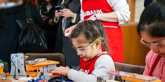 Akbank, Dönüşümde Gelecek Var ile   On Binlerce Çocuğun   Eğitim Deneyimini İyileştiriyor haberi