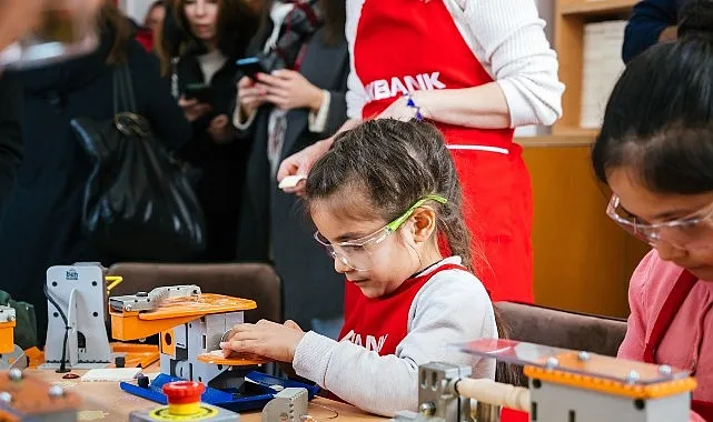 Akbank, Dönüşümde Gelecek Var ile   On Binlerce Çocuğun   Eğitim Deneyimini İyileştiriyor haberi