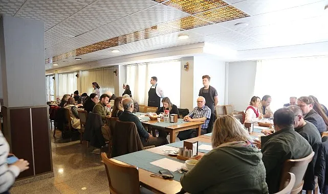 Akıncılar Huzurevi Sakinleri Liseli Aşçılarla Yemek Yarışması Yaptı haberi