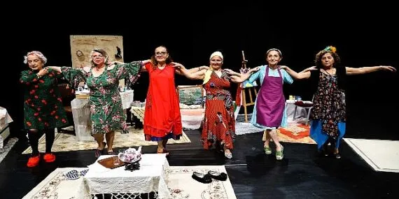 Aktif Yaşlı Merkezi tiyatrocuları Ahlar Ahacı ile sahnede haberi