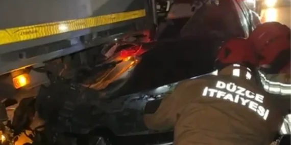 Anadolu Otoyolu’nda otomobil tıra çarptı haberi