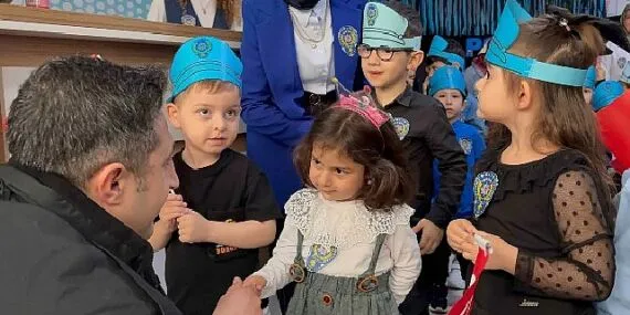 Anne Şehir’de polislere sürpriz kutlama haberi