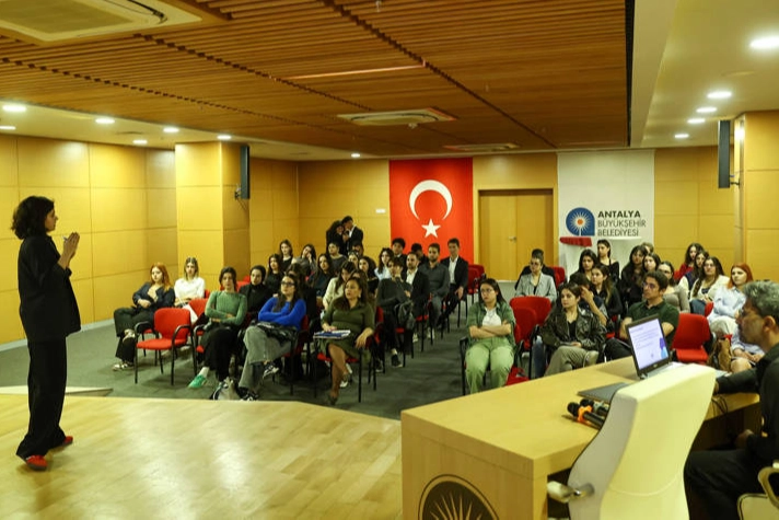 Antalya Büyükşehir’de gençlere AB fırsatları toplantısı haberi