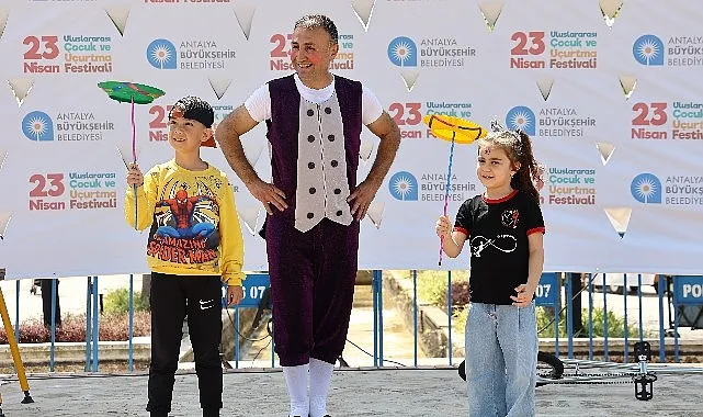 Antalyalı çocuklar 23 Nisan’ı dolu dolu kutluyor haberi