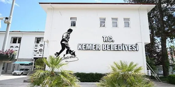 Atatürk'ün Kocatepe silüeti Kemer Belediye binasında haberi