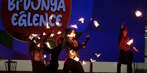 Ateş gösterisi izleyenleri büyüledi haberi