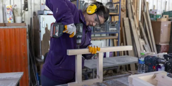 Atık deyip geçmeyin! Okullar masa sandalye oluyor haberi