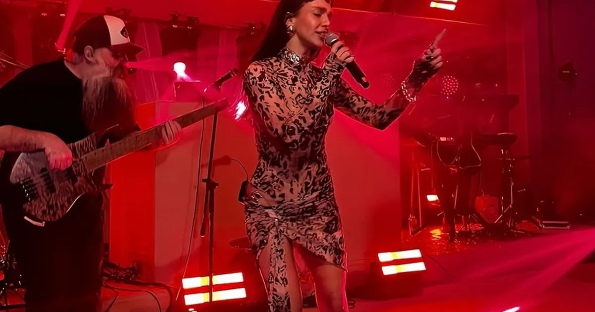 Aybüke Albere İstanbul’da sahneyi salladı haberi