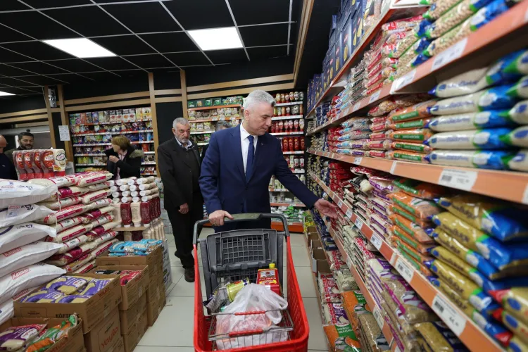 Bakan Bolat boykota karşı alışverişe çıktı haberi