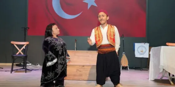 Balıkesir Gömeç'te engelli oyuncular tiyatroyal yüreklere dokundu haberi