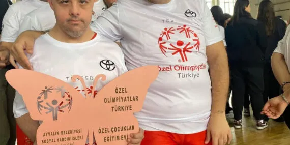Balıkesirli özel çocuklar altın madalyaları Ayvalık’a getirdi haberi