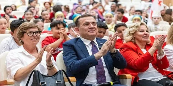 Başkan Abdullah Özyiğit ve Meclis Üyeleri koltuklarını çocuklara devretti haberi