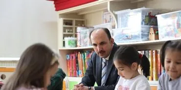 Başkan Altay, NEÜ ve Mehmet Beğen Ortaokulu’nda öğrencilerle bir araya geldi haberi