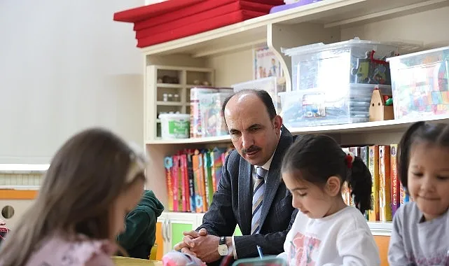Başkan Altay, NEÜ ve Mehmet Beğen Ortaokulu’nda öğrencilerle bir araya geldi haberi