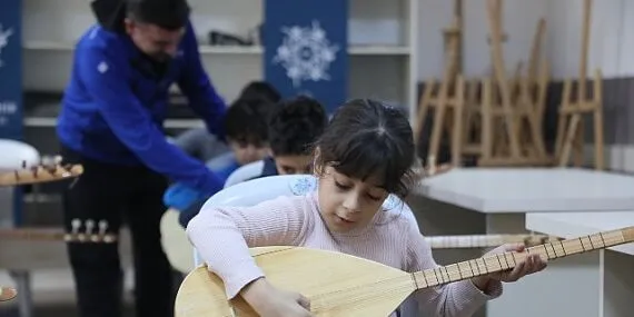 Başkan Çerçioğlu’nun Etkinlikleri ile Aydınlı Çocukları Türk Halk Müziğinin Eşsiz Notalarını Öğreniyor haberi