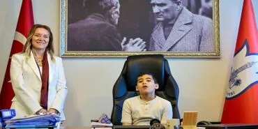 Başkan Mutlu makam koltuğunu çocuklara bıraktı haberi