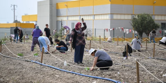 Bornova'da toprakta dayanışma, sofralarda umut haberi