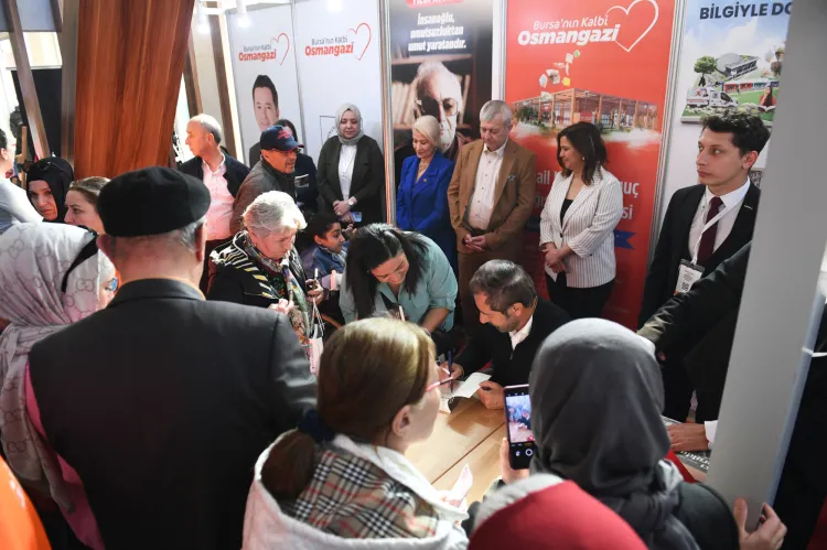 Bursa Osmangazi Belediyesi Serhan Asker’i kitapseverlerle buluşturdu haberi
