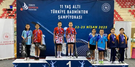 Bursa Osmangazi Belediyespor’un genç badmintoncuları göz doldurdu