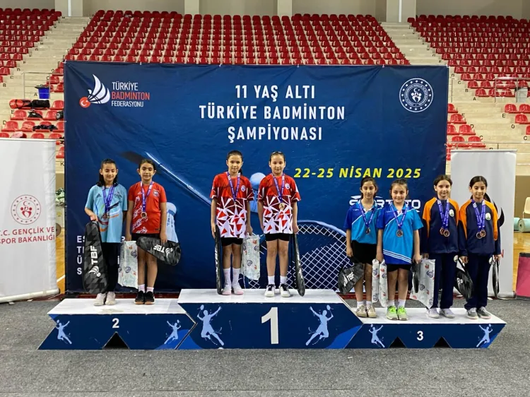 Bursa Osmangazi Belediyespor’un genç badmintoncuları göz doldurdu