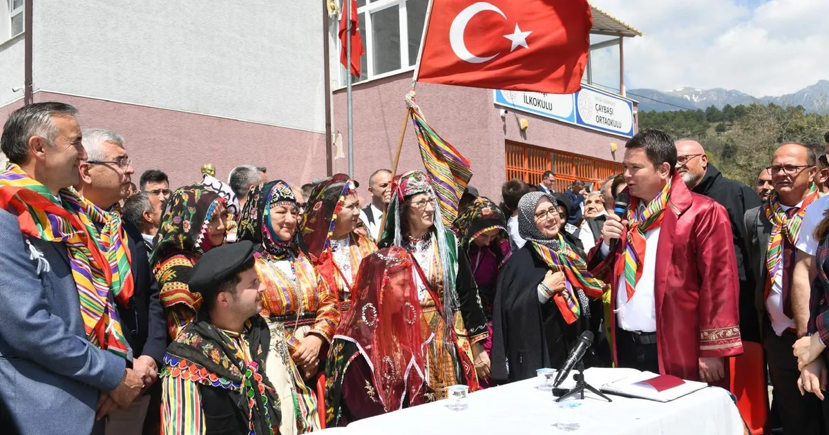 Bursa Osmangazi'de asırlık köy düğünü fethettti! haberi