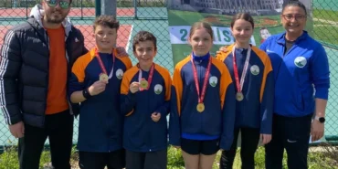 Bursa Osmangazi’nin genç raketleri kortta yıldızlaştı haberi