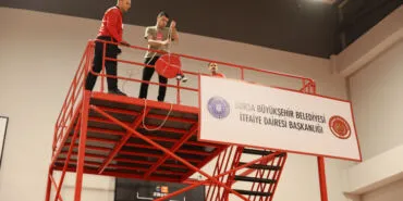 Bursa'da itfaiye eri olabilmek için ter döktüler haberi