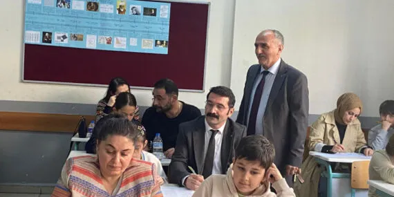 Bursa'da veliler, çocuklarıyla birlikte sınava girdi! haberi