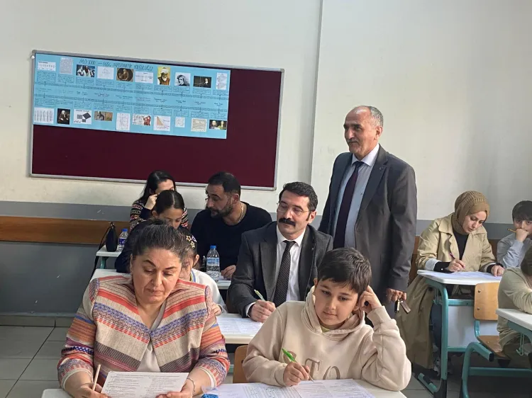 Bursa'da veliler, çocuklarıyla birlikte sınava girdi! haberi