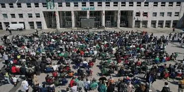 Bursaspor’un şampiyonluk maçı Halk Evi önünde dev ekranda izlendi haberi