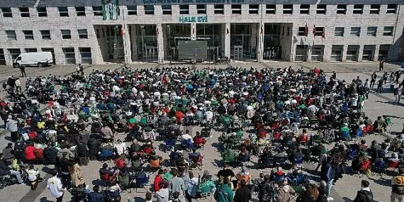 Bursaspor’un şampiyonluk maçı Halk Evi önünde dev ekranda izlendi haberi