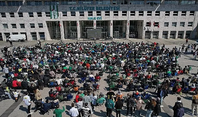 Bursaspor’un şampiyonluk maçı Halk Evi önünde dev ekranda izlendi haberi