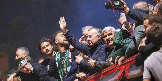 Büyükakın’a taraftardan büyük sevgi gösterisi haberi