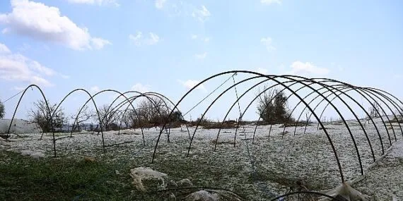 Büyükşehir ekipleri dolu yağışında mağdur olan çiftçinin yanında haberi