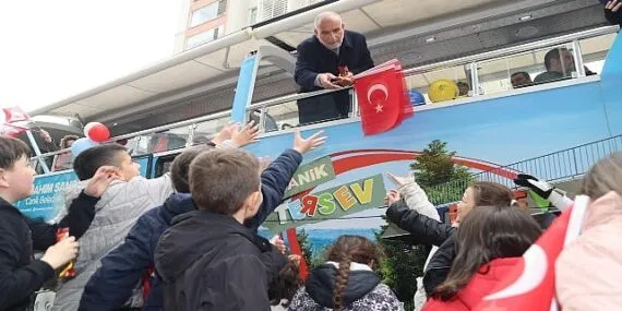 Canik Belediye Başkanı İbrahim Sandıkçı, çocukların bayram sevincine ortak oldu. haberi