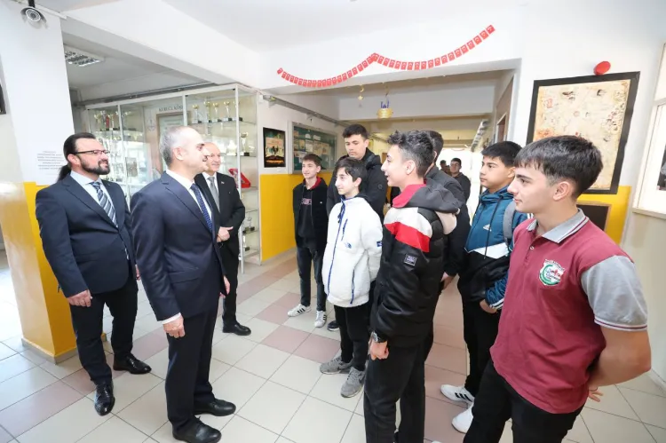 Çayırova'da Başkan Çiftçi liselilerle tecrübe paylaştı haberi