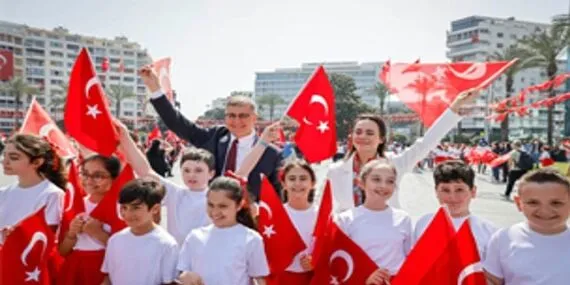 Cumhuriyet Meydanı rengarenk haberi