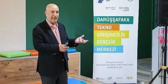 Darüşşafakalı Yazar İsmail Hayri Cem’in yeni kitabı için imza günü düzenlendi haberi