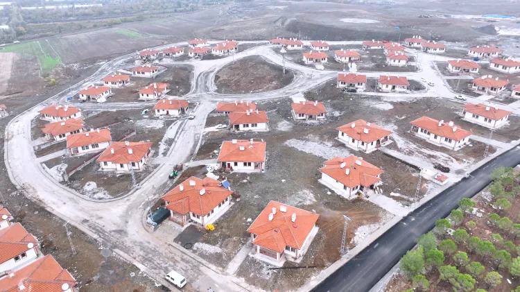 Deprem bölgesinde köy evleri teslim ediliyor haberi