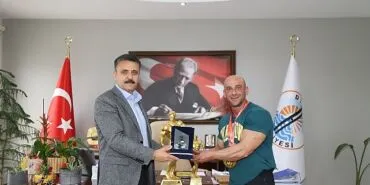 Dikili Belediyesi’nin Gururu Yılmaz Acar Başarıdan Başarıya Koşmaya Devam Ediyor haberi