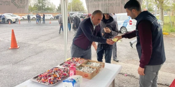 Diyarbakır'da mezarlık ziyaretinde bulunanlara ikram haberi