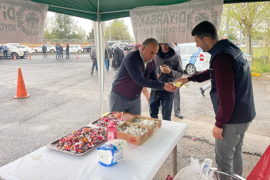 Diyarbakır'da mezarlık ziyaretinde bulunanlara ikram haberi