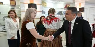 Dünya çocukları Başkan Muhittin Böcek’i ziyaret etti haberi