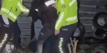 Düzce'de kırmızı ışıkta bekleyen araca minibüs çarptı! haberi