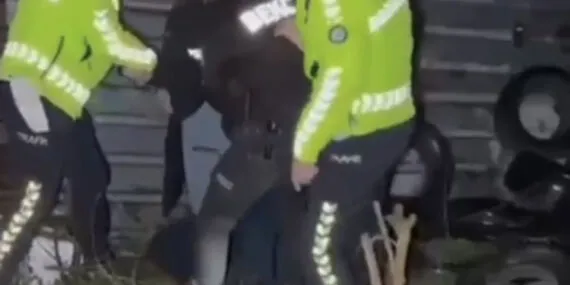 Düzce'de kırmızı ışıkta bekleyen araca minibüs çarptı! haberi