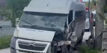 Düzce’de elektrik direğine çarpan minibüsün sürücüsü aranıyor haberi