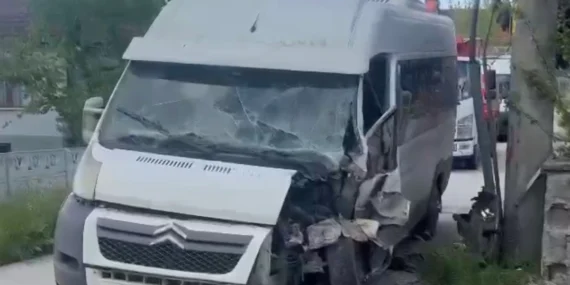 Düzce’de elektrik direğine çarpan minibüsün sürücüsü aranıyor haberi